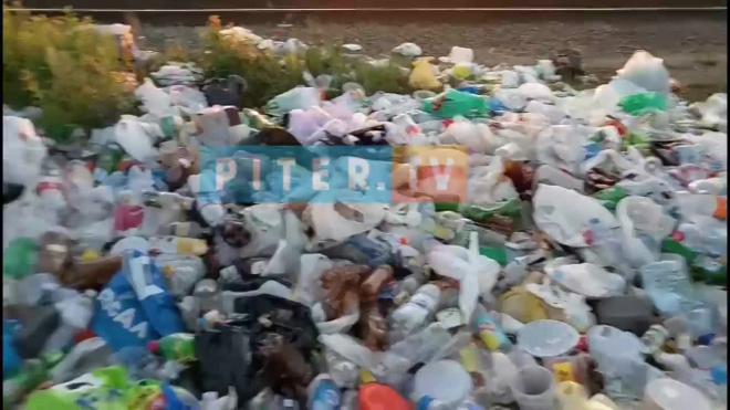 В Токсово у ж/д станции залежи мусора