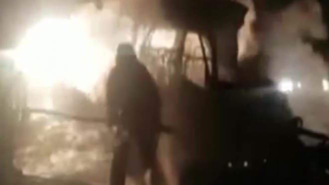 Опубликовано видео из Пакистана, где в загоревшемся автобусе сгорели заживо 8 человек
