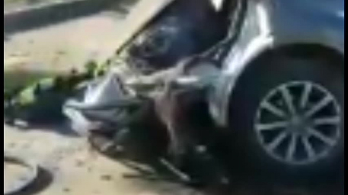 Видео из Москвы: В результате ДТП машину разорвало на две части и раскидало по дороге