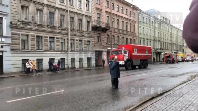 В здании СПбГУПТД на Вознесенском вспыхнул пожар