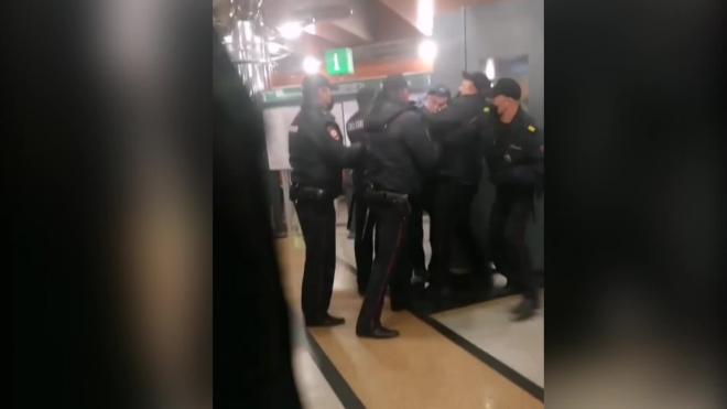 В метро Петербурга полицейские наказали пассажира за отказ надеть маску