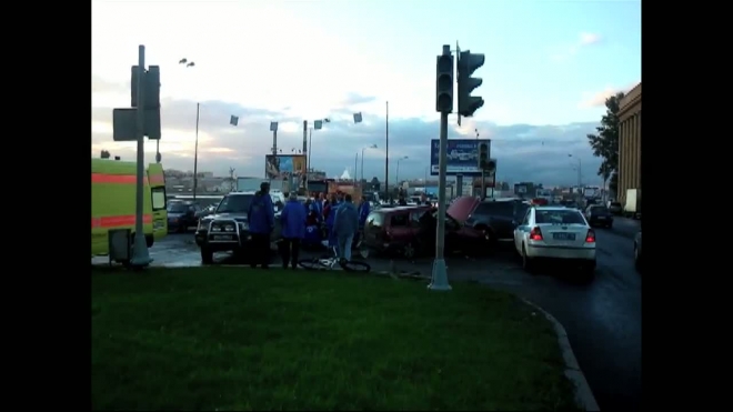 ДТП на Малоохтинской набережной. Пострадали двое и светофор.