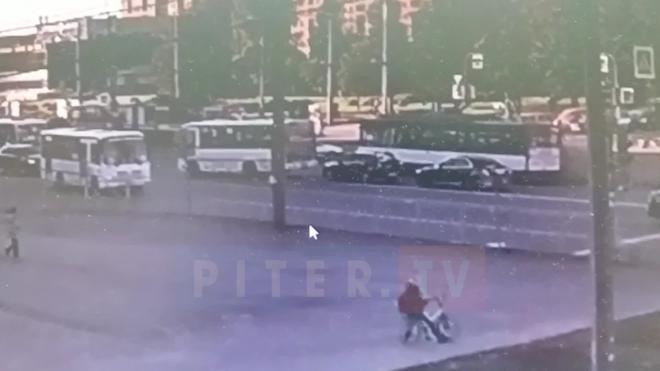 Легковушка врезалась в трамвай на перекрестке проспекта Ветеранов и улицы Партизана Германа