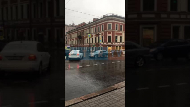 В центре Петербурга "Мерседес" врезался в бригаду реанимации