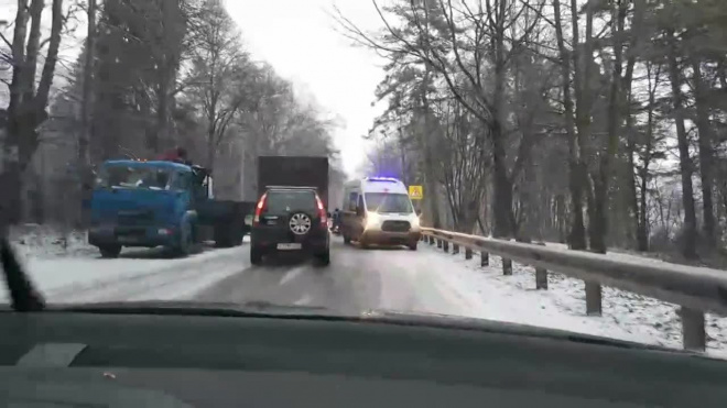 Водитель и пассажир пострадали в тройном ДТП на Приморском шоссе