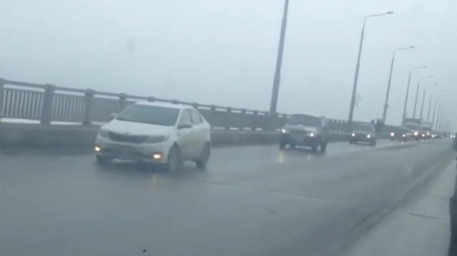 Видео: в Саратове молодому человеку не дали спрыгнуть с моста