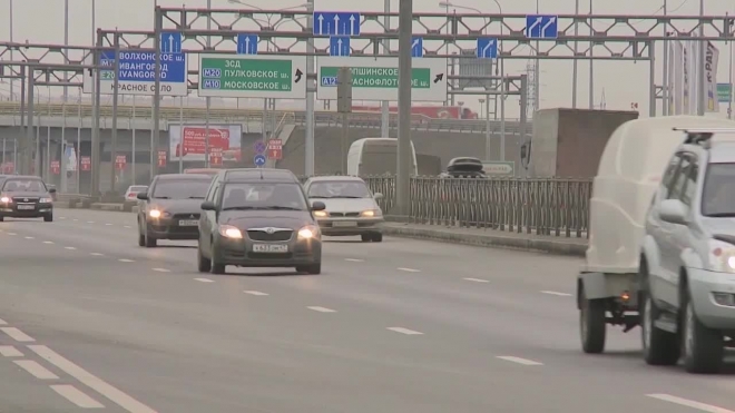 На улице Рубинштейна возникла пробка из-за автобуса, который застрял между "театральными" грузовиками