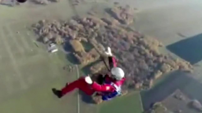 Опубликовано видео смертельного прыжка парашютиста в Свердловской области