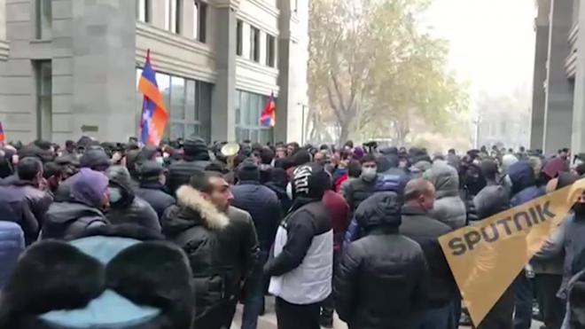 В Ереване начались столкновения между демонстрантами и полицией