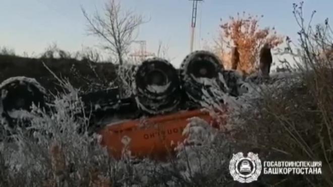 Видео с места ДТП: В Башкирии погиб водитель опрокинувшейся автоцистерны  