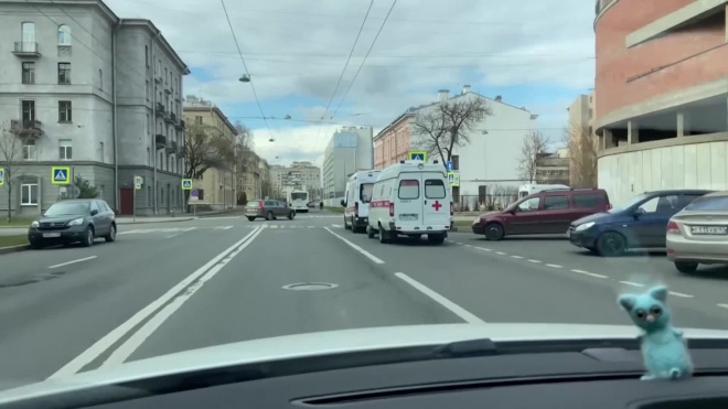 Видео: у Покровской больницы вновь собралась очередь из машин скорой помощи