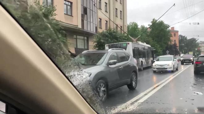 Из-за ДТП с троллейбусом на Левашовском проспекте пострадали более шести автомобилей