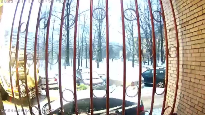 Видео: на Художников сотрудник НЭО оставил мусор на лобовом стекле машины