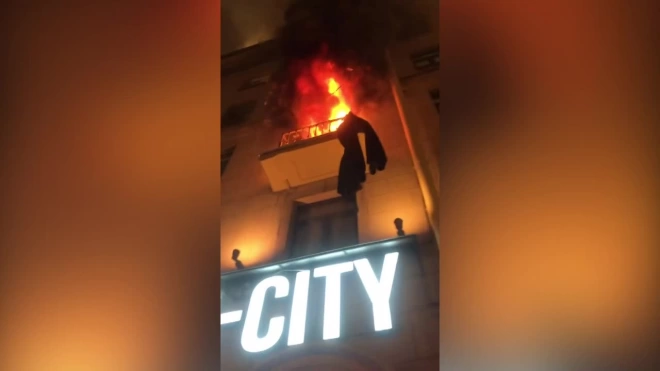 Видео: на Стачек 17 пожарных потушили коммунальную трехкомнатную квартиру