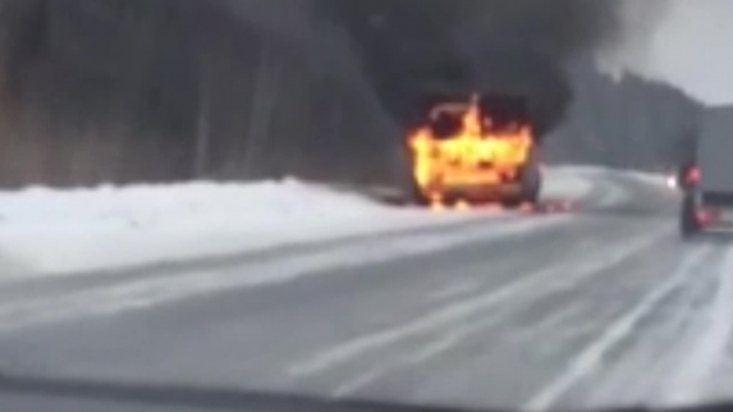Видео: Под Тюменью загорелся автобус со школьниками