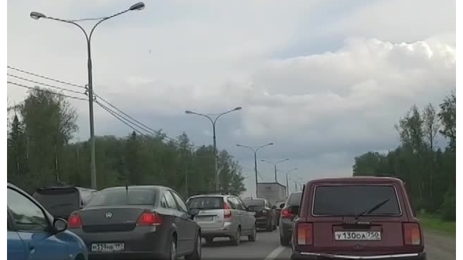 Утром понедельника Московское шоссе стоит в мертвой пробке