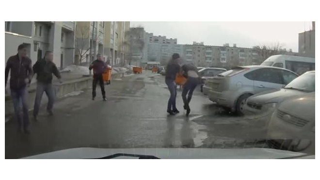 Появилось видео массовой драки пассажиров "Нексии" и "Ниссана" в Казани