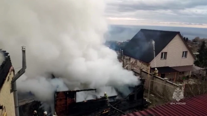 В Крыму потушили пожар в четырех жилых домах