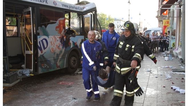 ДТП на Невском проспекте 3 июня 2014: врачи прооперировали водителя автобуса - он в реанимации, 7 человек остаются в больнице