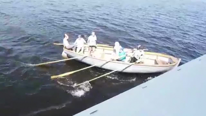 В Воронеже дети в лодке пошли на таран теплохода