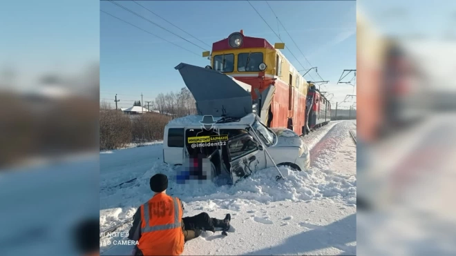 В ДТП со снегоуборочным поездом на Алтае погибли трое детей