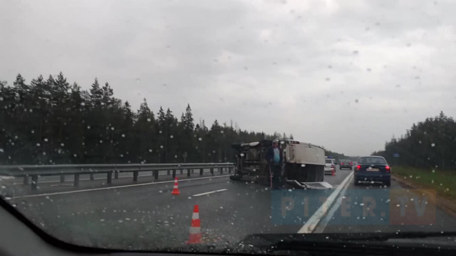 Видео: на трассе "Сортавала" легковушка улетела в кювет, фургон перекрыл две полосы 