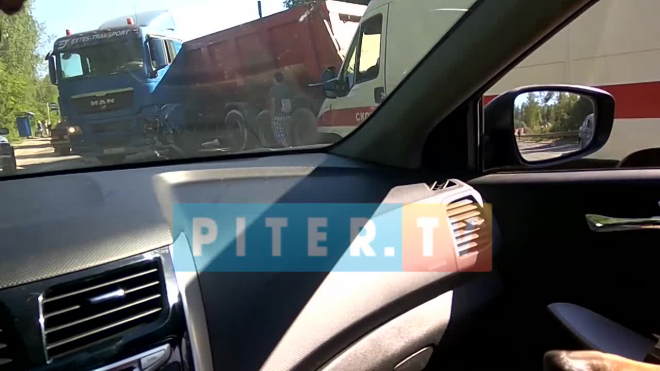 На Выборгском шоссе столкнулись три автомобиля: две легковушки и грузовик