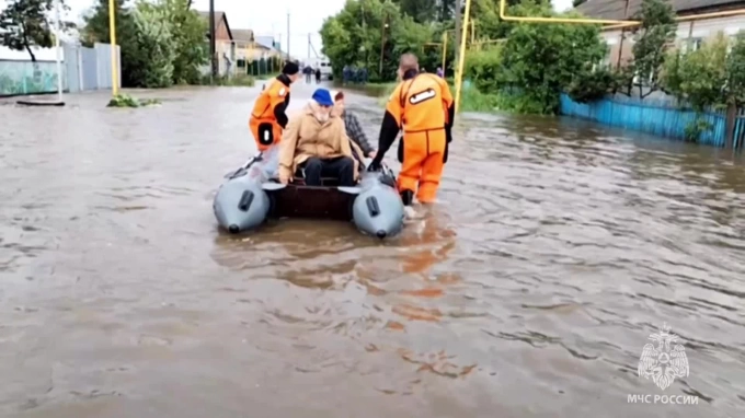 В Челябинской области спасли мужчину, пытавшегося перейти вброд затопленный участок