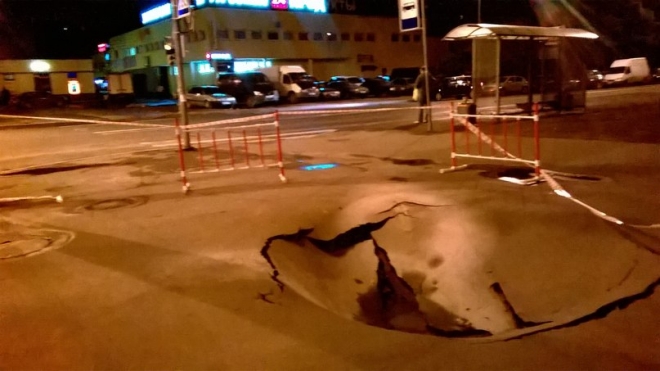 Петербург проваливается под землю: просевший асфальт шокировал жителей улицы Крыленко 