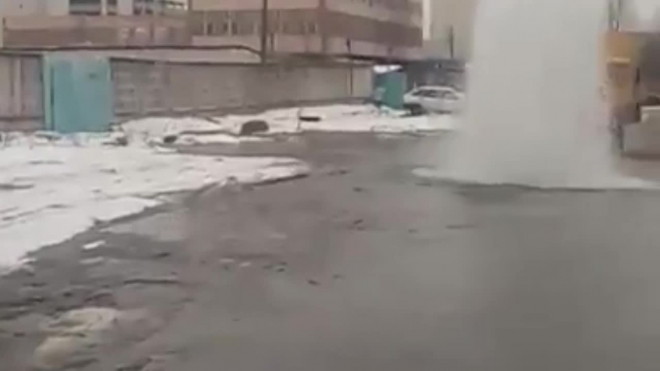 Видео: в Невском районе забил фонтан 