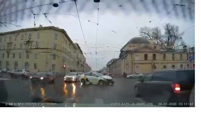 Видео: таксист проехал на "красный" на Боткинской и попал в ДТП 