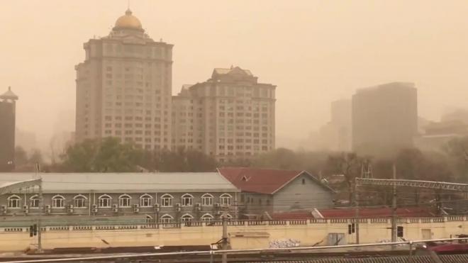 На Пекин второй раз за месяц обрушилась мощная песчаная буря 