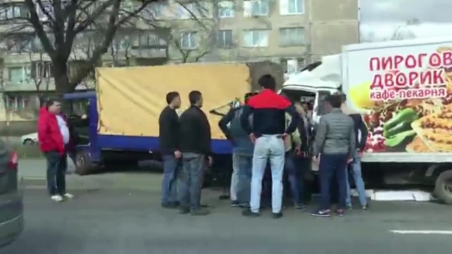 На Софийской водителя грузовика зажало в кабине после ДТП