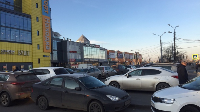 Жители Рыбацкого жалуются на недостроенную перехватывающую парковку