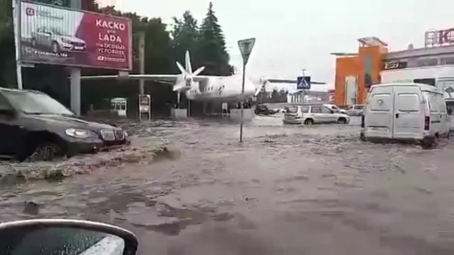 Опасное видео из Уфы: улицы города ушли под воду