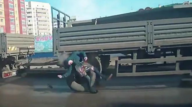 Страшное видео из Татарстана: грузовик снес пешехода