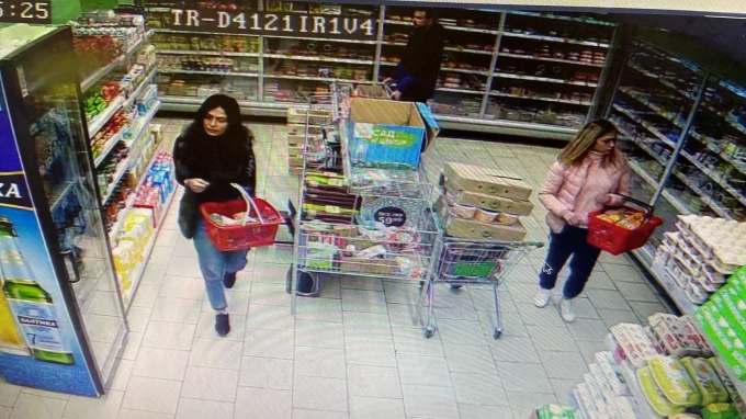 Сотрудники магазина на Петергофском шоссе обвинили девушек в краже двух корзин продуктов