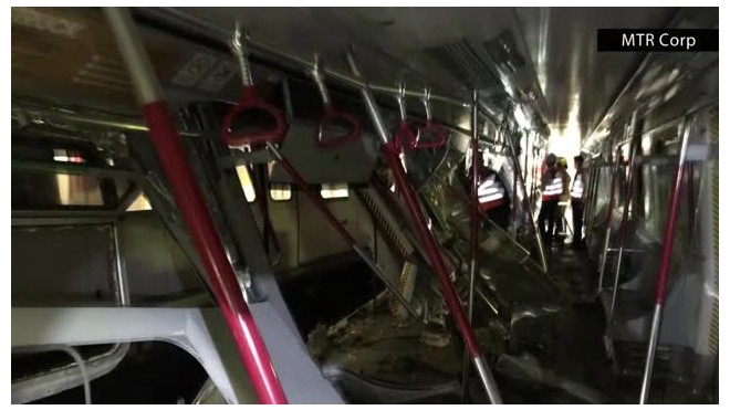 Два поезда столкнулись в метро Гонконга