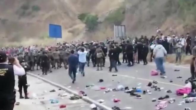 В Гватемале полицейские и военные применили силу для разгона каравана мигрантов