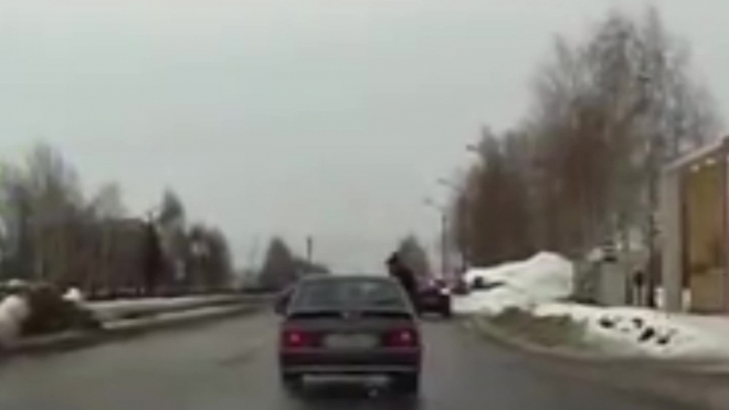 "А слона то я и не заметил": В Нижнекамске водитель задел пешехода на пустой дороге