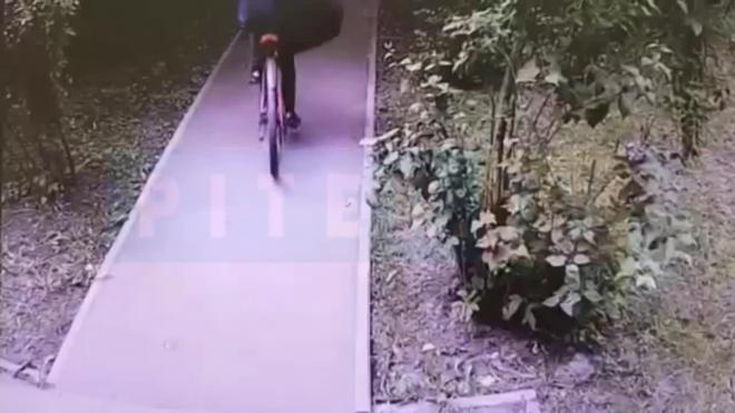 Неизвестный украл оранжевый велосипед из подъезда на Карпинского