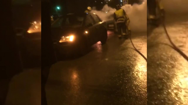 На Караваевской улице утром пожарные тушили автомобиль