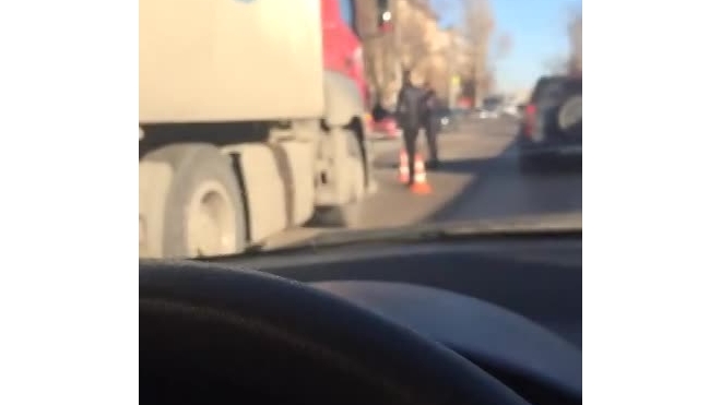 Видео очевидца:в Симферополе на пешеходном переходе под колесами грузовика погиб человек