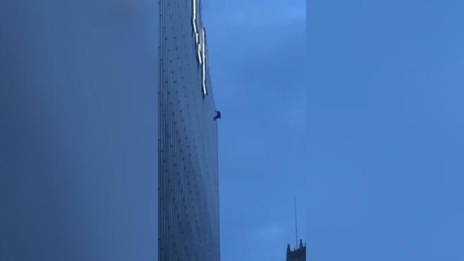 Свесившийся на веревке с небоскреба Trump Tower мужчина попал на видео