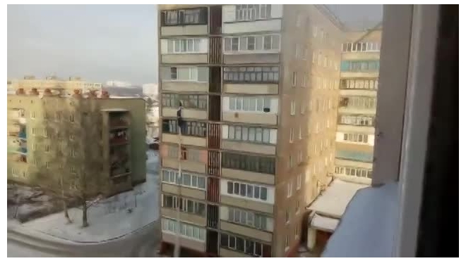Страшное видео: в Орле мужчина спускался по простыням с 6 ого этажа и упал