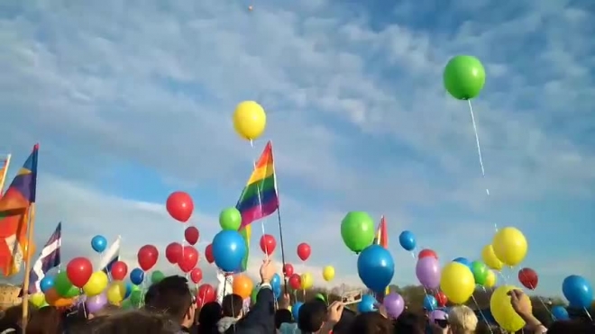 Видео: В Петербурге прошел "радужный флешмоб" – акция ЛГБТ