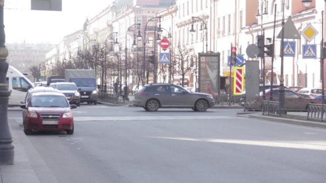 Неожиданно пустые дороги в будний день обрадовали водителей Петербурга