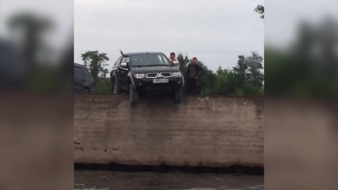Видео: у Вантового моста туристы устроили экстремальный отдых на авто