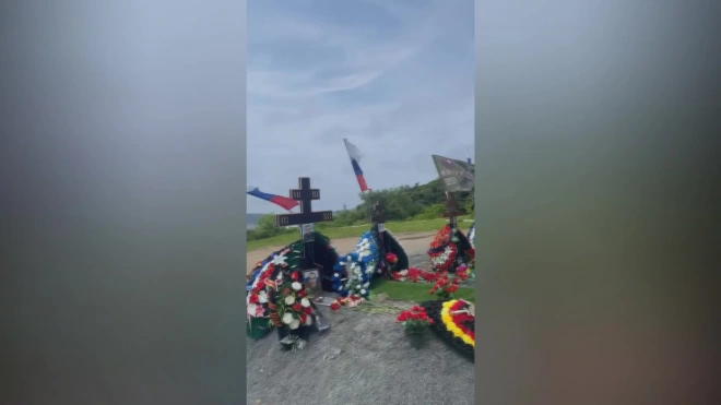 Во Владивостоке неизвестные изрезали флаги России на могилах участников СВО