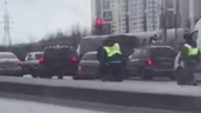 Видео: неизвестный устроил погоню со стрельбой на Приморском шоссе